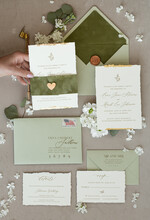 Zaproszenia ślubne Wydzierane Brzegi Wydzierane Zaproszenia ślubne z płatkami złota, rustykalne zaproszenia złote darte zaproszenia na ślub, zaproszenia z oliwkowym welurem, zaproszenia z oliwką 11