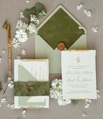 Zaproszenia ślubne Wydzierane Brzegi Wydzierane Zaproszenia ślubne z płatkami złota, rustykalne zaproszenia złote darte zaproszenia na ślub, zaproszenia z oliwkowym welurem, zaproszenia z oliwką 2