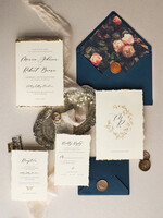Zaproszenia ślubne Wydzierane Brzegi wydzierane zaproszenia i zawiadomienia na ślub, darte zaproszenia ślubne, płatki złota na zaproszeniach ślubnych, granatowe zaproszenia slubne2