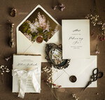 Zaproszenia ślubne Wydzierane Brzegi Zaproszenia ślubne z płatkami złota, delikatne zaproszenia na ślub ze złotem, zaproszenie glamour z białą wstążką, obraz olejny kwiaty2