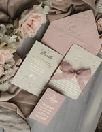 Zaproszenia ślubne z perełkami / tłoczeniem Tłoczone kwiaty na zaproszeniach ślubnych Eleganckie złote zaproszenia ślubne ze wstażką, Złote zaproszenie na ślub z tłoczeniem, zaproszenia na ślub w stylu glamour1