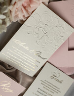 Zaproszenia ślubne z perełkami / tłoczeniem Tłoczone kwiaty na zaproszeniach ślubnych Eleganckie złote zaproszenia ślubne ze wstażką, Złote zaproszenie na ślub z tłoczeniem, zaproszenia na ślub w stylu glamour8