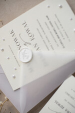 Zaproszenia ślubne z perełkami / tłoczeniem zaproszenia ślubne z perełkami, minimalistyczne zaproszenie na ślub z perełkami i kalką, rwane złocone zaproszenie na ślub cywilny perły3