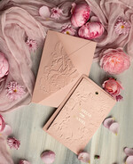 Zaproszenia ślubne z perełkami / tłoczeniem Różowe Zaproszenia Na Ślub, Nowoczesne Zaproszenia W Kolorze Rózowym, Zaproszenia Ślubne Ze Złotymi Literami, Eleganckie Zaproszenia Ślubne z tłoczonymi kwiatami1