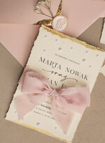 Zaproszenia ślubne z perełkami / tłoczeniem darte złocone zaproszenia ślubne z perełkami, różowe peonie zaproszenie na ślub z perełkam, rwane złocone zaproszenie na ślub cywilny perły i piwonie16