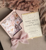 Zaproszenia ślubne z perełkami / tłoczeniem darte złocone zaproszenia ślubne z perełkami, różowe peonie zaproszenie na ślub z perełkam, rwane złocone zaproszenie na ślub cywilny perły i piwonie3