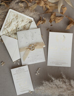 Zaproszenia ślubne z perełkami / tłoczeniem zaproszenia ślubne z perełkami, minimalistyczne zaproszenie na ślub z perełkami i kalką, rwane złocone zaproszenie na ślub cywilny perły5