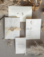 Zaproszenia ślubne z perełkami / tłoczeniem zaproszenia ślubne z perełkami, minimalistyczne zaproszenie na ślub z perełkami i kalką, rwane złocone zaproszenie na ślub cywilny perły4