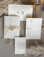 Zaproszenia ślubne z perełkami / tłoczeniem zaproszenia ślubne z perełkami, minimalistyczne zaproszenie na ślub z perełkami i kalką, rwane złocone zaproszenie na ślub cywilny perły14