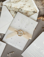 Zaproszenia ślubne z perełkami / tłoczeniem zaproszenia ślubne z perełkami, minimalistyczne zaproszenie na ślub z perełkami i kalką, rwane złocone zaproszenie na ślub cywilny perły6
