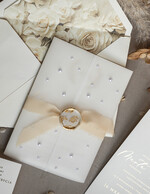 Zaproszenia ślubne z perełkami / tłoczeniem zaproszenia ślubne z perełkami, minimalistyczne zaproszenie na ślub z perełkami i kalką, rwane złocone zaproszenie na ślub cywilny perły10