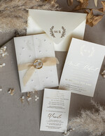 Zaproszenia ślubne z perełkami / tłoczeniem zaproszenia ślubne z perełkami, minimalistyczne zaproszenie na ślub z perełkami i kalką, rwane złocone zaproszenie na ślub cywilny perły12