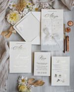 Zaproszenia ślubne z perełkami / tłoczeniem złocone zaproszenia ślubne z perełkami koperta z inicłałami, minimalistyczne zaproszenie na ślub z perełkami i kalką, kalkowa obwoluta z perłami złocone zaproszenie na ślub cywilny perły1