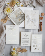 Zaproszenia ślubne z perełkami / tłoczeniem złocone zaproszenia ślubne z perełkami, eleganckie zaproszenie na ślub z perełkami, kalkowa obwoluta z perłami złocone zaproszenie na ślub, zaproszenia ślubne z perełkami0