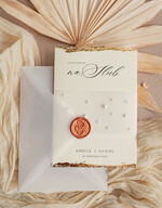 Zaproszenia ślubne z perełkami / tłoczeniem złocone zaproszenia ślubne z perełkami kalkowa koperta, minimalistyczne zaproszenie na ślub z perełkami i kalką, kalkowa obwoluta z perłami złocone zaproszenie na ślub cywilny perły4