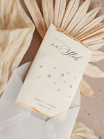 Zaproszenia ślubne z perełkami / tłoczeniem złocone zaproszenia ślubne z perełkami kalkowa koperta, minimalistyczne zaproszenie na ślub z perełkami i kalką, kalkowa obwoluta z perłami złocone zaproszenie na ślub cywilny perły6