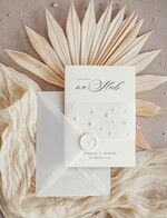 Zaproszenia ślubne z perełkami / tłoczeniem zaproszenia ślubne z perełkami, minimalistyczne zaproszenie na ślub z perełkami i kalką, rwane złocone zaproszenie na ślub cywilny perły6