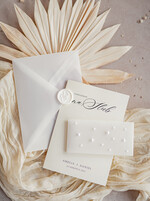 Zaproszenia ślubne z perełkami / tłoczeniem zaproszenia ślubne z perełkami, minimalistyczne zaproszenie na ślub z perełkami i kalką, rwane złocone zaproszenie na ślub cywilny perły4