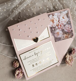 Zaproszenia ślubne z perełkami / tłoczeniem kopertowe złocone zaproszenia ślubne z perełkami, różowe peonie zaproszenie na ślub z perełkam, pudrowy róż złocone zaproszenie na ślub cywilny perły i piwonie13