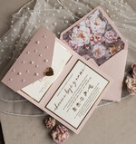 Zaproszenia ślubne z perełkami / tłoczeniem kopertowe złocone zaproszenia ślubne z perełkami, różowe peonie zaproszenie na ślub z perełkam, pudrowy róż złocone zaproszenie na ślub cywilny perły i piwonie14