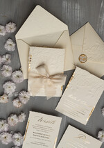 Zaproszenia ślubne z perełkami / tłoczeniem wydzierane zaproszenia na ślub ze złotkiem, darte zaproszenia ślubne z płatkami złota, wytłaczane zaproszenia ślubne 2