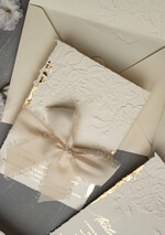 Zaproszenia ślubne z perełkami / tłoczeniem wydzierane zaproszenia na ślub ze złotkiem, darte zaproszenia ślubne z płatkami złota, wytłaczane zaproszenia ślubne 10