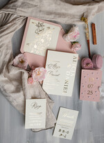 Zaproszenia ślubne z perełkami / tłoczeniem zaproszenia na ślub, nowoczesne zaproszenia ślubne z perełkami, perełkowe zaproszenie ślubne ze złotymi literami, eleganckie zaproszenia ślubne ze wstązką4