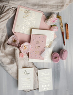 Zaproszenia ślubne z perełkami / tłoczeniem zaproszenia na ślub, nowoczesne zaproszenia ślubne z perełkami, perełkowe zaproszenie ślubne ze złotymi literami, eleganckie zaproszenia ślubne ze wstązką7