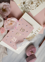 Zaproszenia ślubne z perełkami / tłoczeniem zaproszenia na ślub, nowoczesne zaproszenia ślubne z perełkami, perełkowe zaproszenie ślubne ze złotymi literami, eleganckie zaproszenia ślubne ze wstązką3