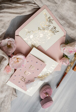 Zaproszenia ślubne z perełkami / tłoczeniem zaproszenia na ślub, nowoczesne zaproszenia ślubne z perełkami, perełkowe zaproszenie ślubne ze złotymi literami, eleganckie zaproszenia ślubne ze wstązką9