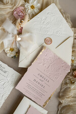 Zaproszenia ślubne z perełkami / tłoczeniem wydzierane zaproszenia na ślub ze złotkiem, darte zaproszenia ślubne z płatkami złota, wytłaczane zaproszenia ślubne, zaproszenia ślubne z kwiatkami2