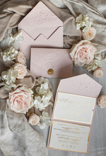 Zaproszenia ślubne z perełkami / tłoczeniem Tłoczone kwiaty na zaproszeniach ślubnych Eleganckie złote zaproszenia ślubne z guzikiem z płatków złota, Kopertowe zaproszenie na ślub z tłoczeniem, zaproszenia na ślub w stylu glamour16