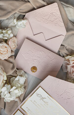 Zaproszenia ślubne z perełkami / tłoczeniem Tłoczone kwiaty na zaproszeniach ślubnych Eleganckie złote zaproszenia ślubne z guzikiem z płatków złota, Kopertowe zaproszenie na ślub z tłoczeniem, zaproszenia na ślub w stylu glamour19