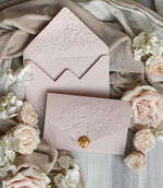 Zaproszenia ślubne z perełkami / tłoczeniem Tłoczone kwiaty na zaproszeniach ślubnych Eleganckie złote zaproszenia ślubne z guzikiem z płatków złota, Kopertowe zaproszenie na ślub z tłoczeniem, zaproszenia na ślub w stylu glamour13
