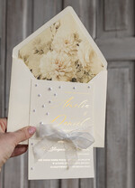 Zaproszenia ślubne z perełkami / tłoczeniem złocone zaproszenia ślubne z perełkami, kremowe róże zaproszenie na ślub z perełkam, złote zaproszenie na ślub cywilny perły i jedwabna wstazka1