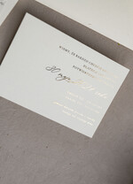 Zaproszenia ślubne z perełkami / tłoczeniem złocone zaproszenia ślubne z perełkami, kremowe róże zaproszenie na ślub z perełkam, złote zaproszenie na ślub cywilny perły i jedwabna wstazka11