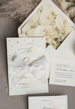 Zaproszenia ślubne z perełkami / tłoczeniem złocone zaproszenia ślubne z perełkami, kremowe róże zaproszenie na ślub z perełkam, złote zaproszenie na ślub cywilny perły i jedwabna wstazka0