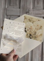 Zaproszenia ślubne z perełkami / tłoczeniem złocone zaproszenia ślubne z perełkami, kremowe róże zaproszenie na ślub z perełkam, złote zaproszenie na ślub cywilny perły i jedwabna wstazka3