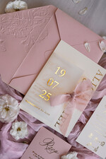 Zaproszenia ślubne z perełkami / tłoczeniem różowe zaproszenia na ślub, nowoczesne zaproszenia z tłoczeniem na kopercie, tłoczone zaproszenia ślubne ze złotymi literami, eleganckie zaproszenia ślubne ze wstązką8