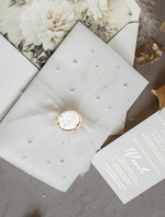 Zaproszenia ślubne z perełkami / tłoczeniem zaproszenia ślubne z perełkami, minimalistyczne zaproszenie na ślub z perełkami i kalką, rwane złocone zaproszenie na ślub cywilny perły4