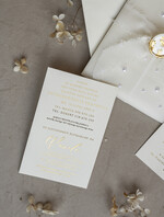 Zaproszenia ślubne z perełkami / tłoczeniem zaproszenia ślubne z perełkami, minimalistyczne zaproszenie na ślub z perełkami i kalką, rwane złocone zaproszenie na ślub cywilny perły10