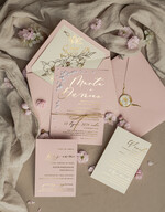 Zaproszenia ślubne z perełkami / tłoczeniem złocone zaproszenia ślubne z perełkami kalkowa koperta , minimalistyczne zaproszenie na ślub z perełkami i kalką, kalkowa koperta z perłami złocone zaproszenie na ślub cywilny perły1