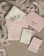 Zaproszenia ślubne z perełkami / tłoczeniem złocone zaproszenia ślubne z perełkami kalkowa koperta , minimalistyczne zaproszenie na ślub z perełkami i kalką, kalkowa koperta z perłami złocone zaproszenie na ślub cywilny perły12