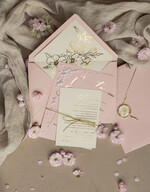 Zaproszenia ślubne z perełkami / tłoczeniem złocone zaproszenia ślubne z perełkami kalkowa koperta , minimalistyczne zaproszenie na ślub z perełkami i kalką, kalkowa koperta z perłami złocone zaproszenie na ślub cywilny perły3