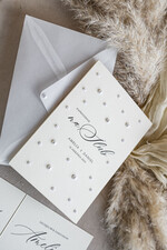 Zaproszenia ślubne z perełkami / tłoczeniem zaproszenia ślubne z perełkami, minimalistyczne zaproszenie na ślub z perełkami, delikatne zaproszenia na ślub cywilny z perełkami, perełki na zaproszeniach 9