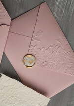 Zaproszenia ślubne z perełkami / tłoczeniem oryginalne zaproszenia ślubne, złote tłoczone zaproszenia ślubne, zaproszenia na ślub z tłoczonymi kwiatami, darte zaproszenie ślubne11