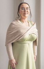 Panna Młoda Bolerka bolerka, narzutki, sweterki Beżowe Bolerko Ślubne Welurowe - Etola Ślubna z Rękawkami - Narzutka I Rękaw w kolorze Beżowym4