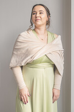 Panna Młoda Bolerka bolerka, narzutki, sweterki Beżowe Bolerko Ślubne Welurowe - Etola Ślubna z Rękawkami - Narzutka I Rękaw w kolorze Beżowym6