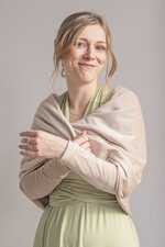 Panna Młoda Bolerka bolerka, narzutki, sweterki Beżowe Bolerko Ślubne Welurowe - Etola Ślubna z Rękawkami - Narzutka I Rękaw w kolorze Beżowym3