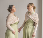 Panna Młoda Bolerka bolerka, narzutki, sweterki Beżowe Bolerko Ślubne Welurowe - Etola Ślubna z Rękawkami - Narzutka I Rękaw w kolorze Beżowym8